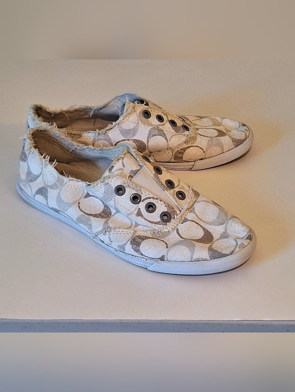 Coach Katie Slip On Signature Sneakers Low Top Lightweight Cream Tan Gray Sz 9.5